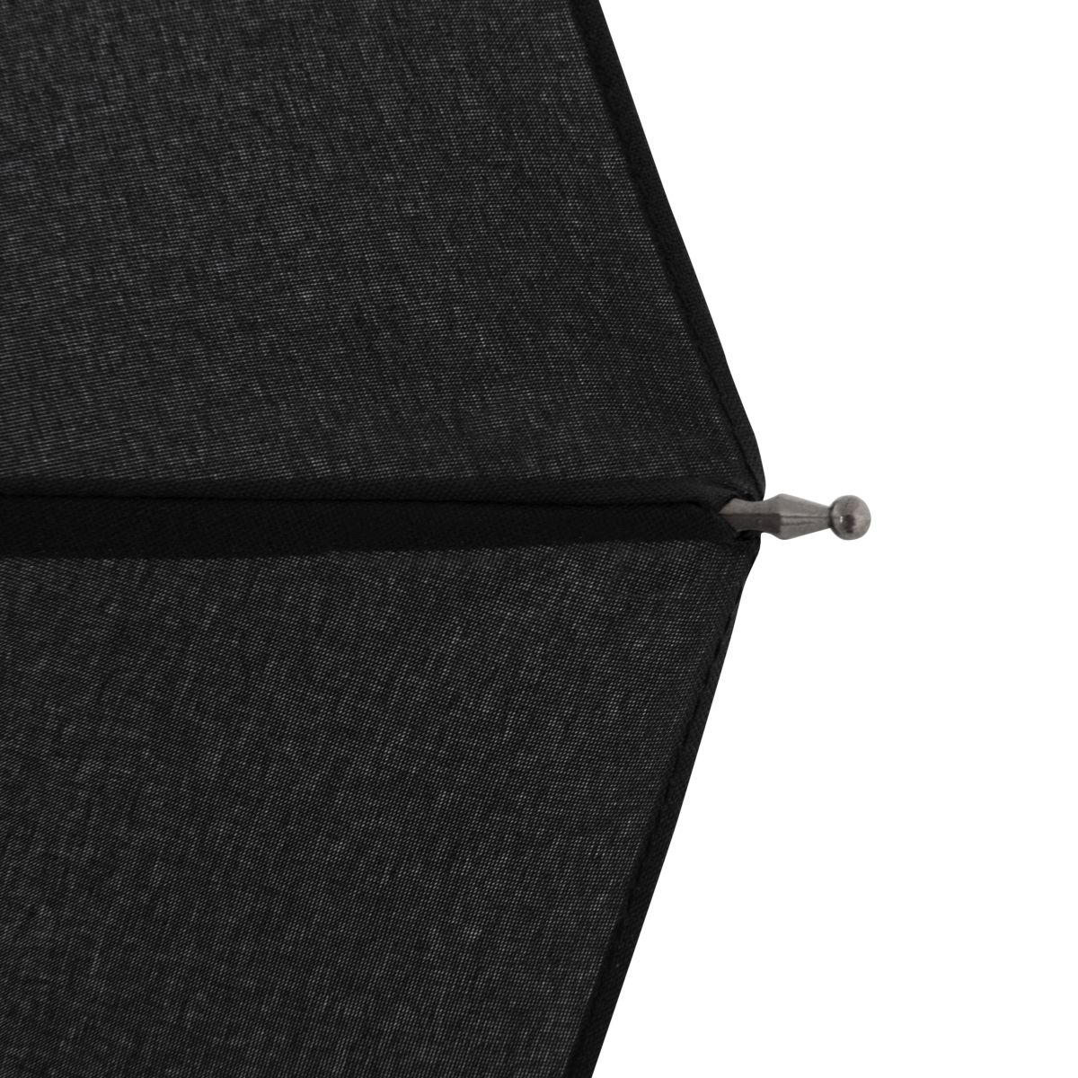 Nahaufnahme der Spitze eines schwarzen Regenschirms mit texturierter Oberfläche