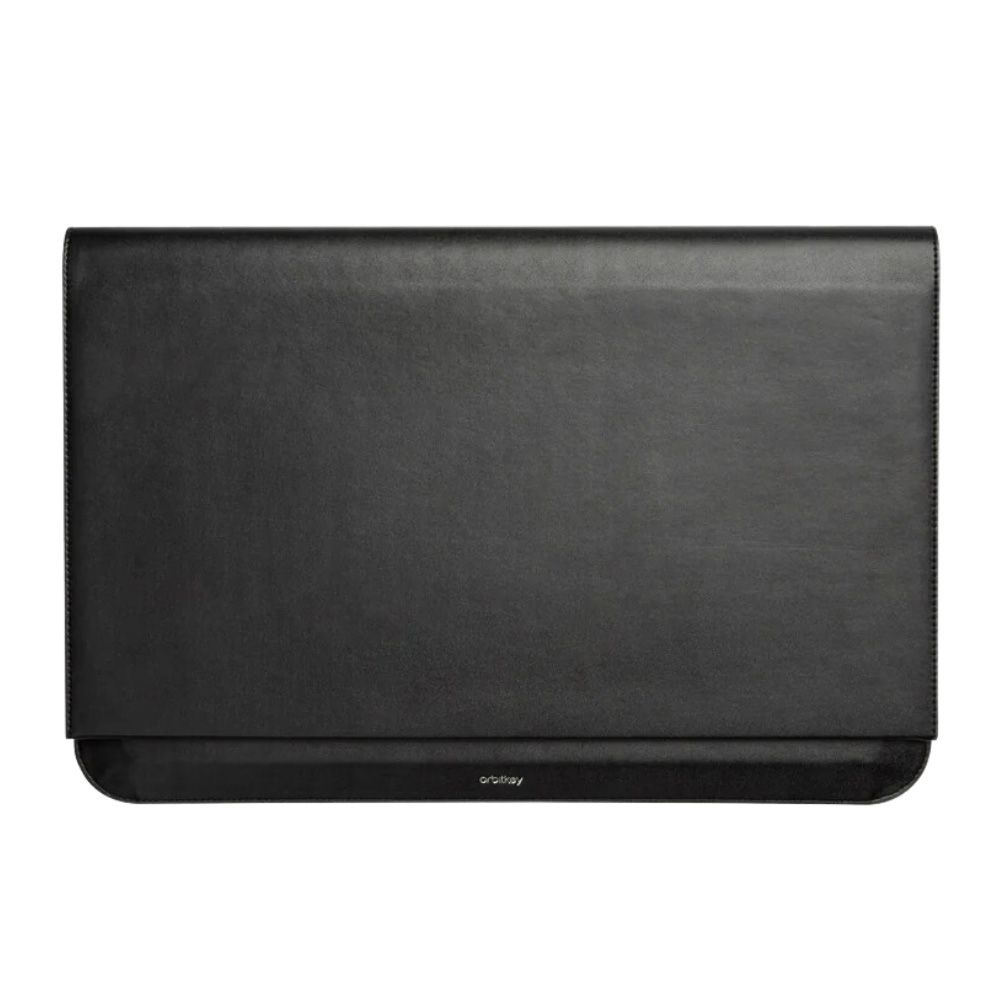 Schwarze Orbitkey Hybrid-Laptop-Tasche für 15–16 Zoll: 2-in-1 Laptophülle und ausklappbare Schreibtischunterlage mit integriertem Mauspad, veganes Leder, schlankes Business-Design mit Magnetverschluss.