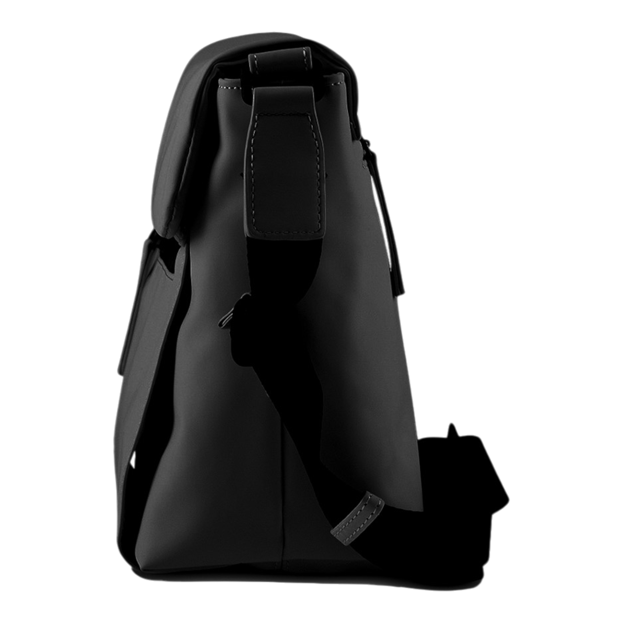 Seitansicht einer eleganten, schwarzen Umhängetasche mit verstellbarem Schulterriemen